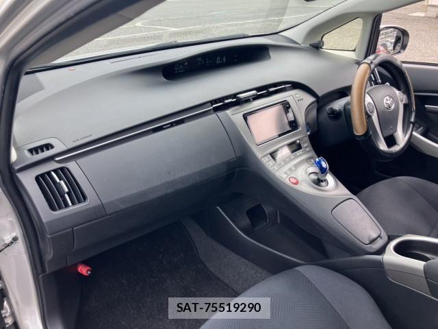 Toyota PRIUS 2015-10 8856138-11