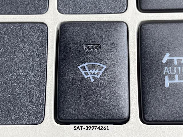 Toyota SPADE 2018-03 8856794-5