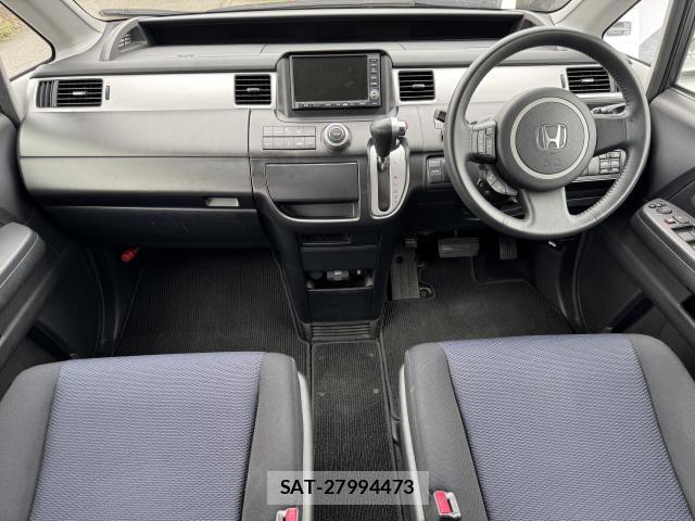 Honda e 2009-06 8854726-14