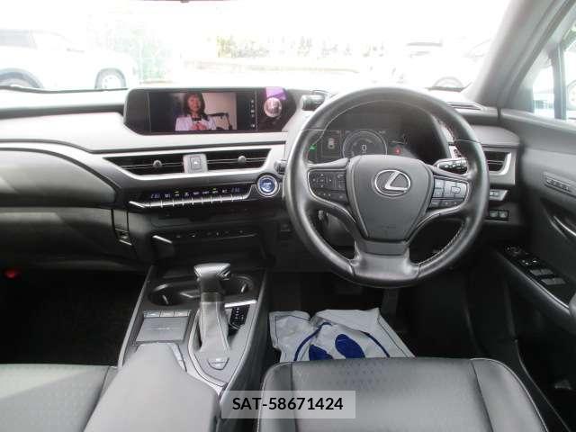 Lexus UX 2019-11 8854858-2