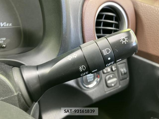 Toyota VITZ 2011-05 8856007-14