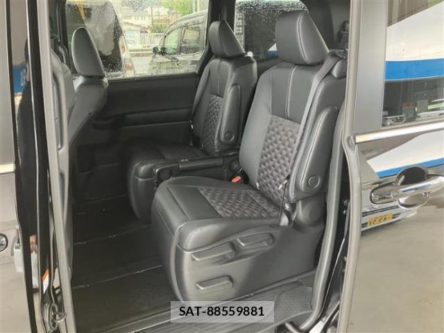 Toyota VOXY 2026-05 8853892-6