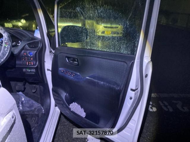 Toyota VOXY 2016-02 8853958-10