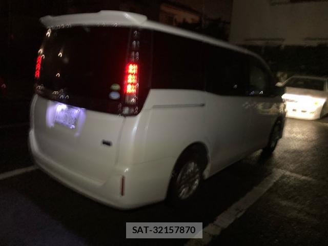 Toyota VOXY 2016-02 8853958-12