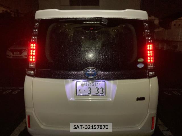 Toyota VOXY 2016-02 8853958-13