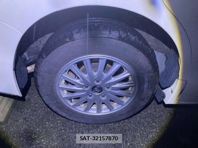 Toyota VOXY 2016-02 8853958-6