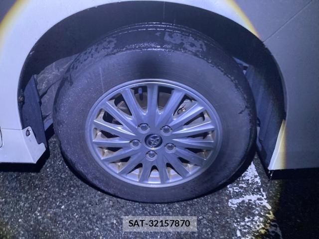 Toyota VOXY 2016-02 8853958-7