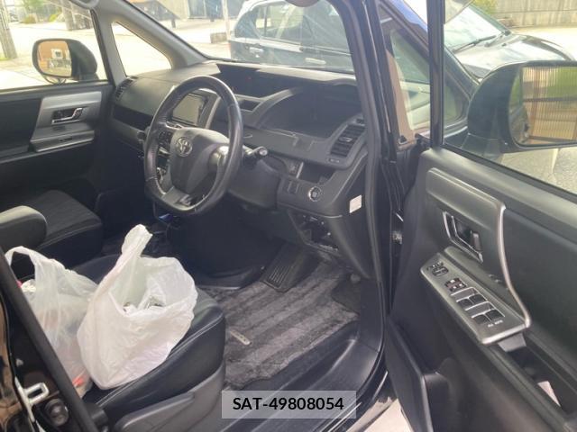 Toyota VOXY 2012-10 8854009-6