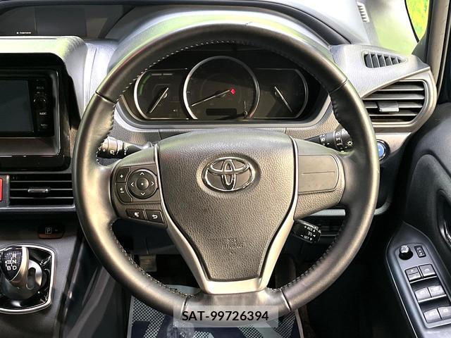 Toyota VOXY 2016-02 8854579-11