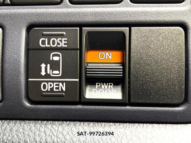 Toyota VOXY 2016-02 8854579-4
