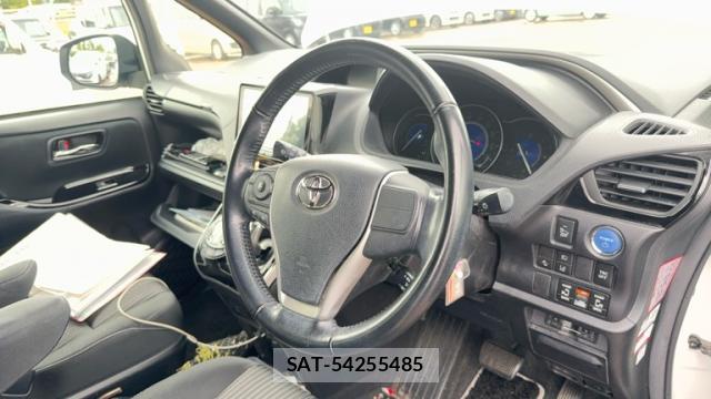 Toyota VOXY 2018-07 8854585-6