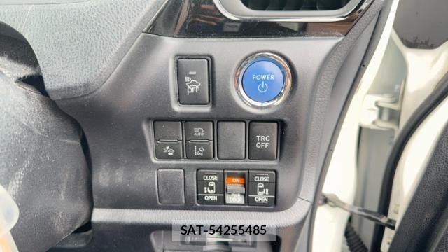 Toyota VOXY 2018-07 8854585-9