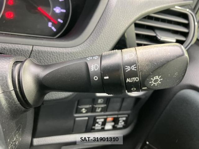 Toyota VOXY 2018-02 8854595-16