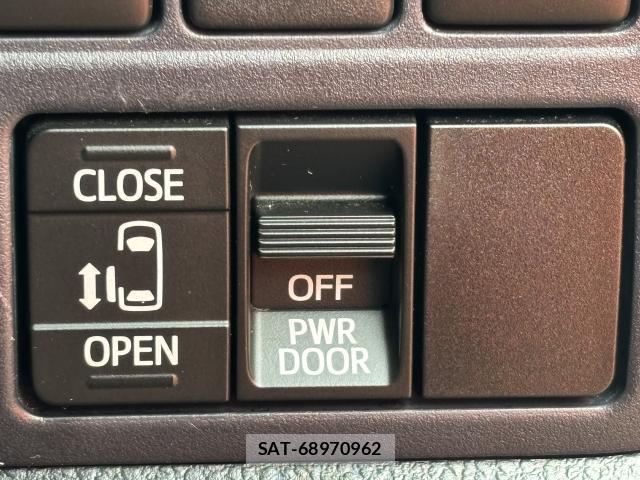 Toyota VOXY 2016-09 8854777-11