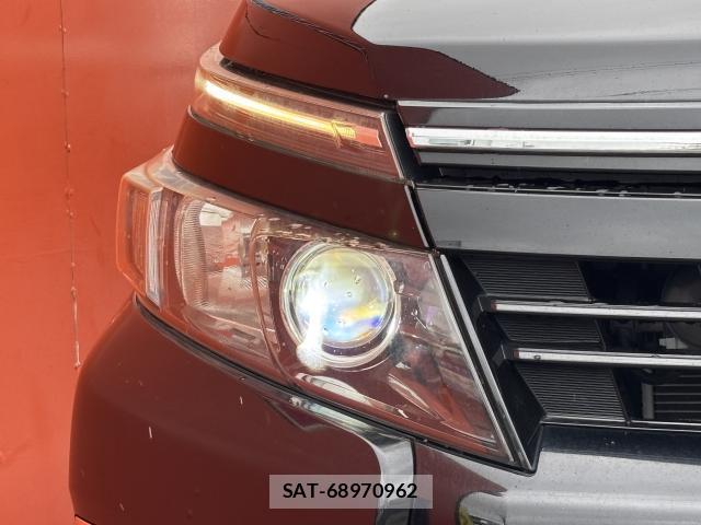 Toyota VOXY 2016-09 8854777-15