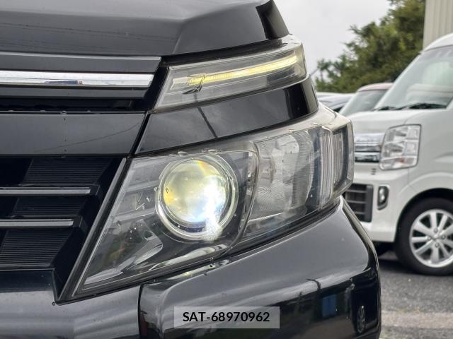 Toyota VOXY 2016-09 8854777-16