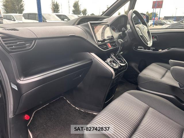 Toyota VOXY 2018-11 8854929-10