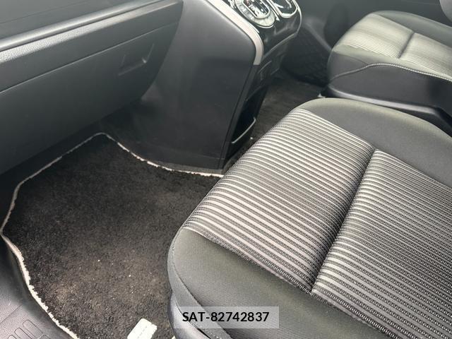 Toyota VOXY 2018-11 8854929-12