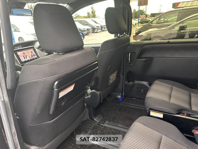 Toyota VOXY 2018-11 8854929-13