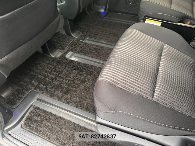 Toyota VOXY 2018-11 8854929-15
