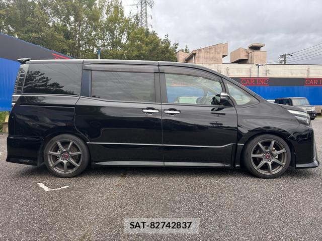 Toyota VOXY 2018-11 8854929-4