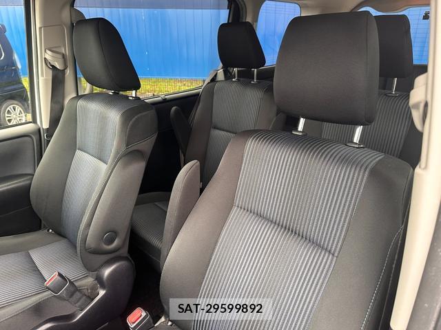 Toyota VOXY 2016-07 8854935-11