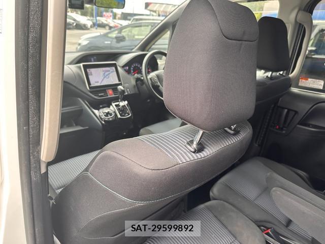 Toyota VOXY 2016-07 8854935-12