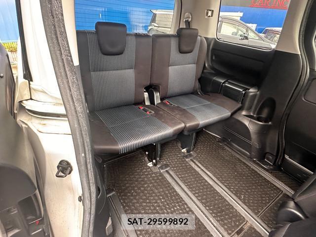 Toyota VOXY 2016-07 8854935-18