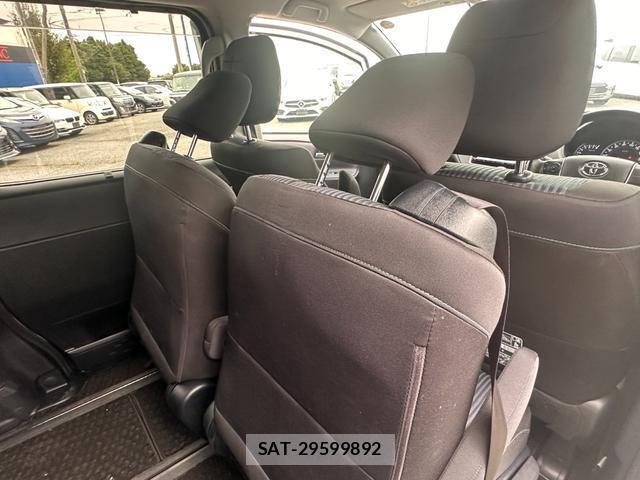 Toyota VOXY 2016-07 8854935-19
