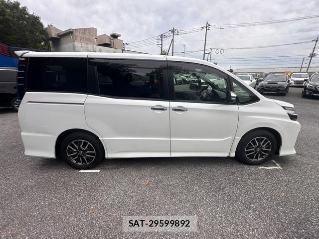 Toyota VOXY 2016-07 8854935-4
