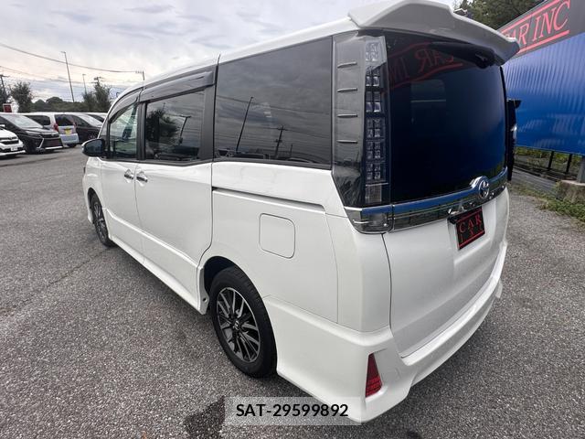 Toyota VOXY 2016-07 8854935-7