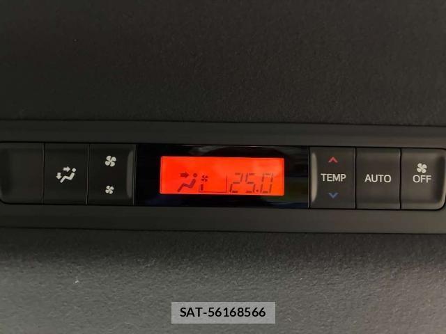 Toyota VOXY 2017-08 8855588-6