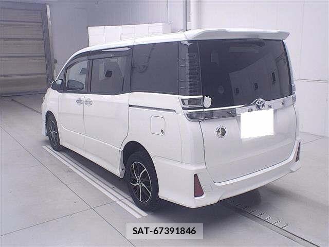 Toyota VOXY 2018-01 8855825-1
