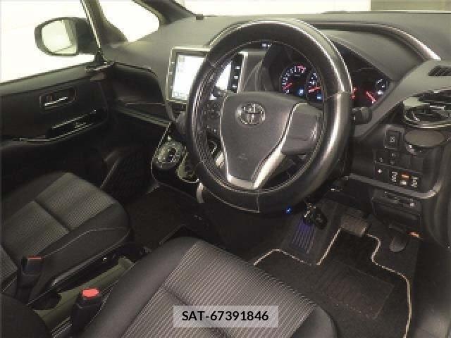 Toyota VOXY 2018-01 8855825-2