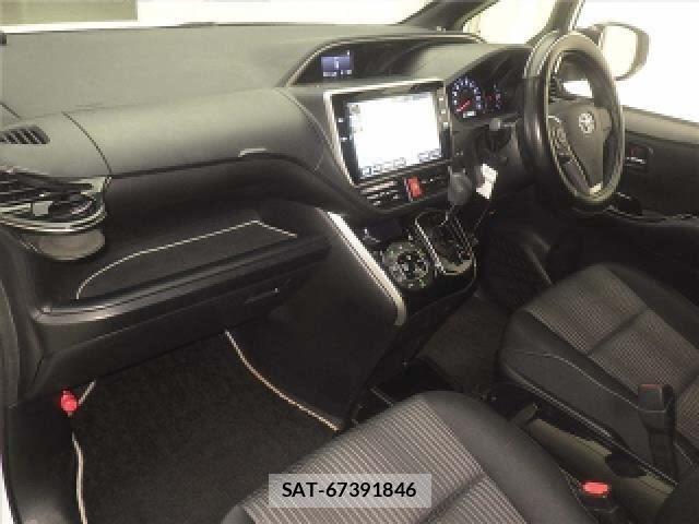 Toyota VOXY 2018-01 8855825-3