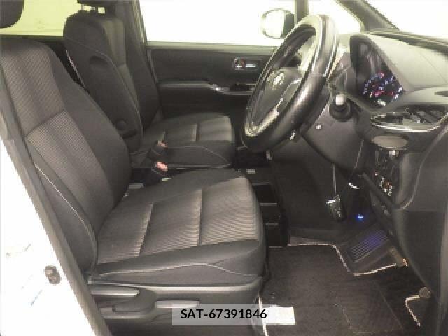 Toyota VOXY 2018-01 8855825-4