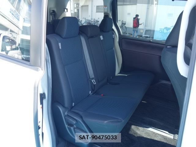 Toyota VOXY 2018-04 8856091-11