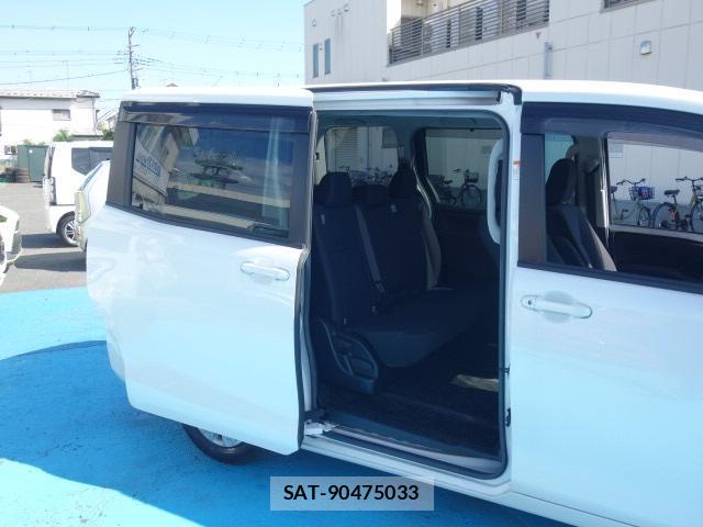Toyota VOXY 2018-04 8856091-12
