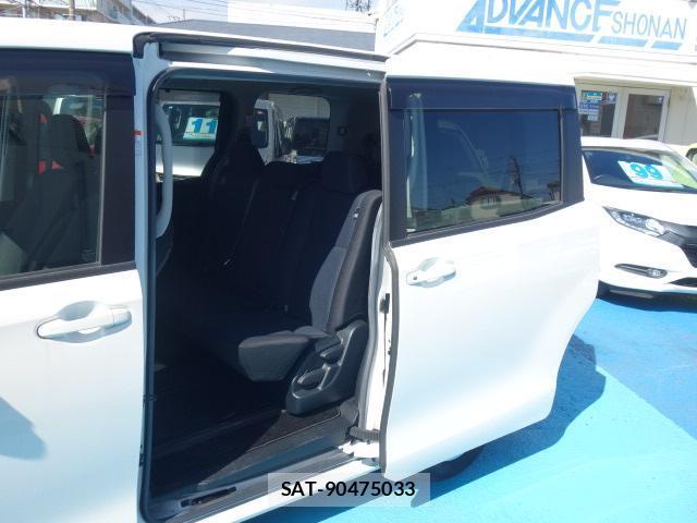 Toyota VOXY 2018-04 8856091-13