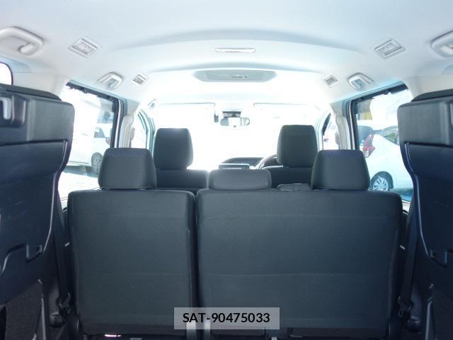 Toyota VOXY 2018-04 8856091-15