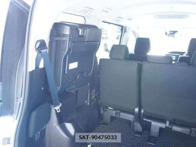 Toyota VOXY 2018-04 8856091-16