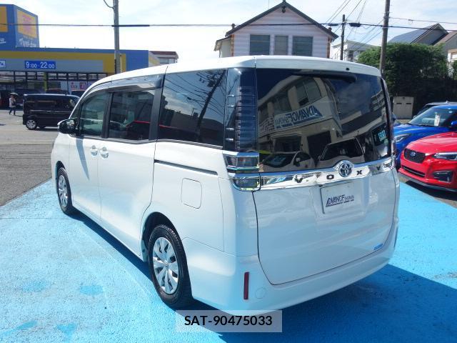Toyota VOXY 2018-04 8856091-2
