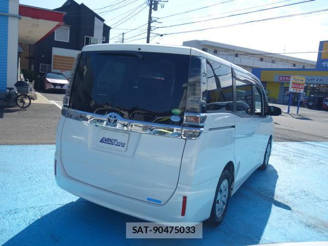 Toyota VOXY 2018-04 8856091-3