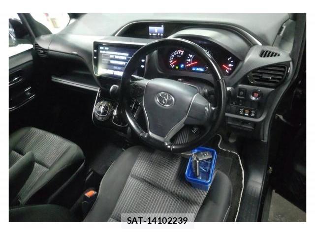 Toyota VOXY 2018-04 8856125-2