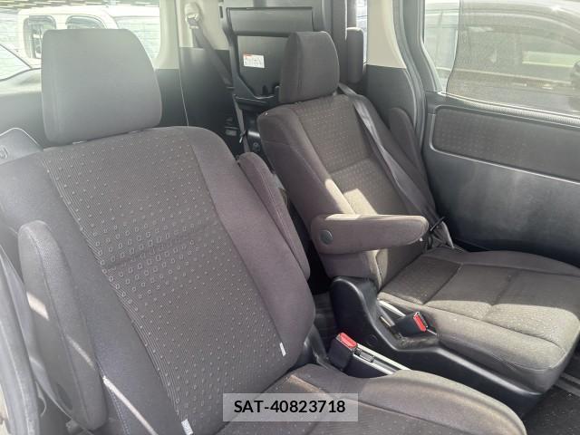 Toyota VOXY 2014-03 8856147-7