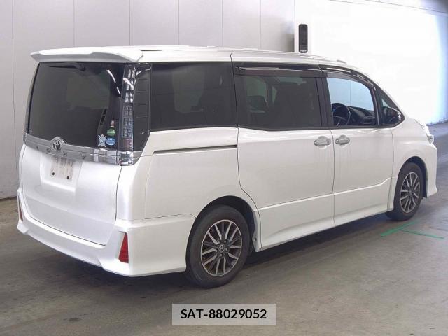 Toyota VOXY 2016-05 8856215-1
