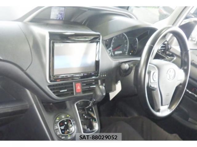 Toyota VOXY 2016-05 8856215-2