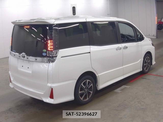 Toyota VOXY 2018-02 8856461-1
