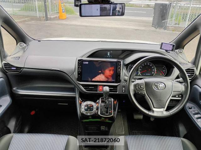 Toyota VOXY 2017-04 8856734-1