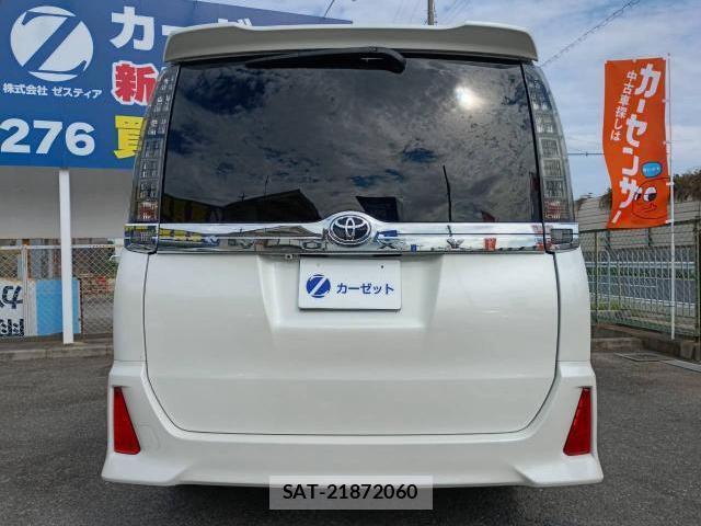 Toyota VOXY 2017-04 8856734-11